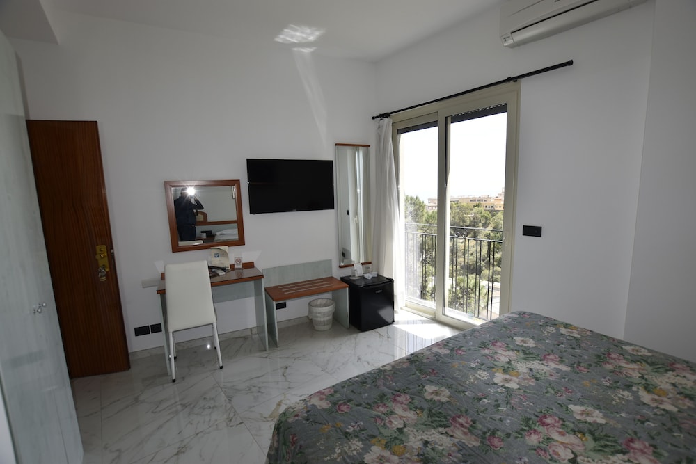 Classic Double Room, Partial Sea View - Photo 1