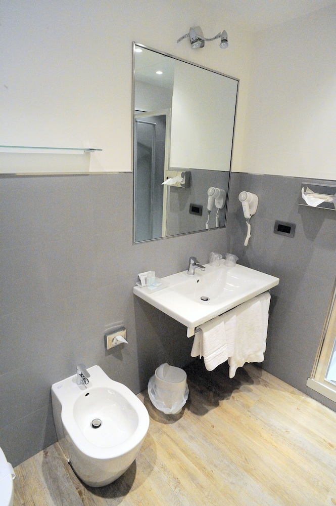 Standard Double or Twin Room - Photo 6