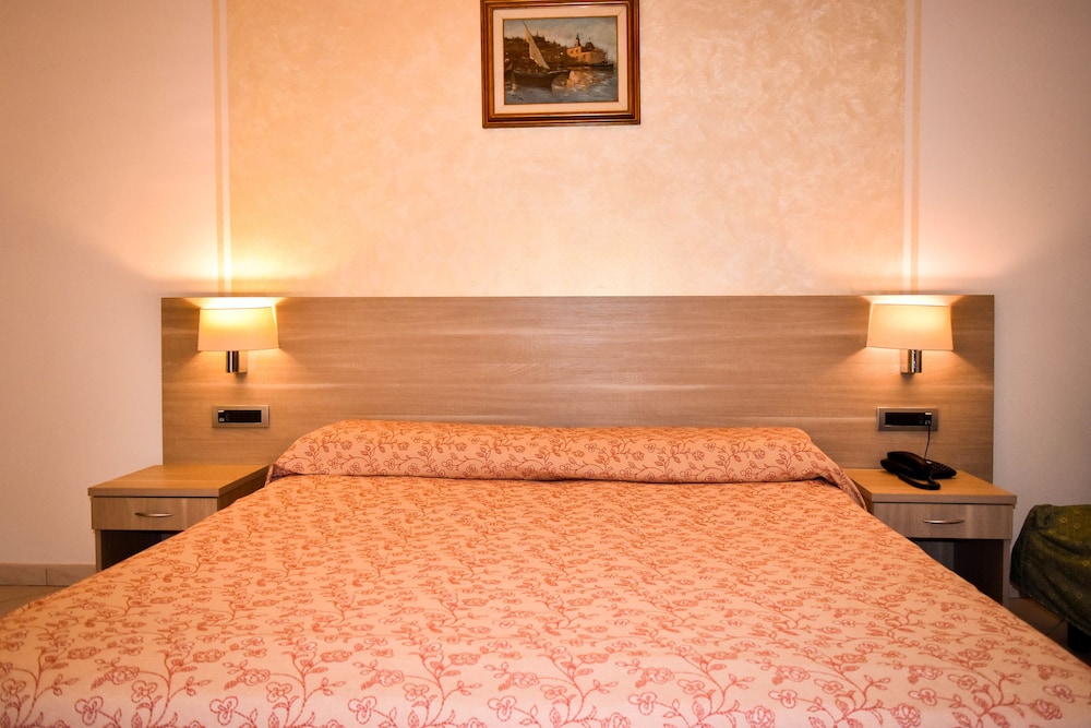 Classic Double Room, Partial Sea View - Photo 2