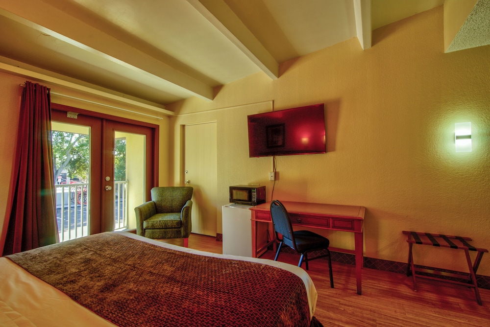Deluxe Room, 1 King Bed photo 3