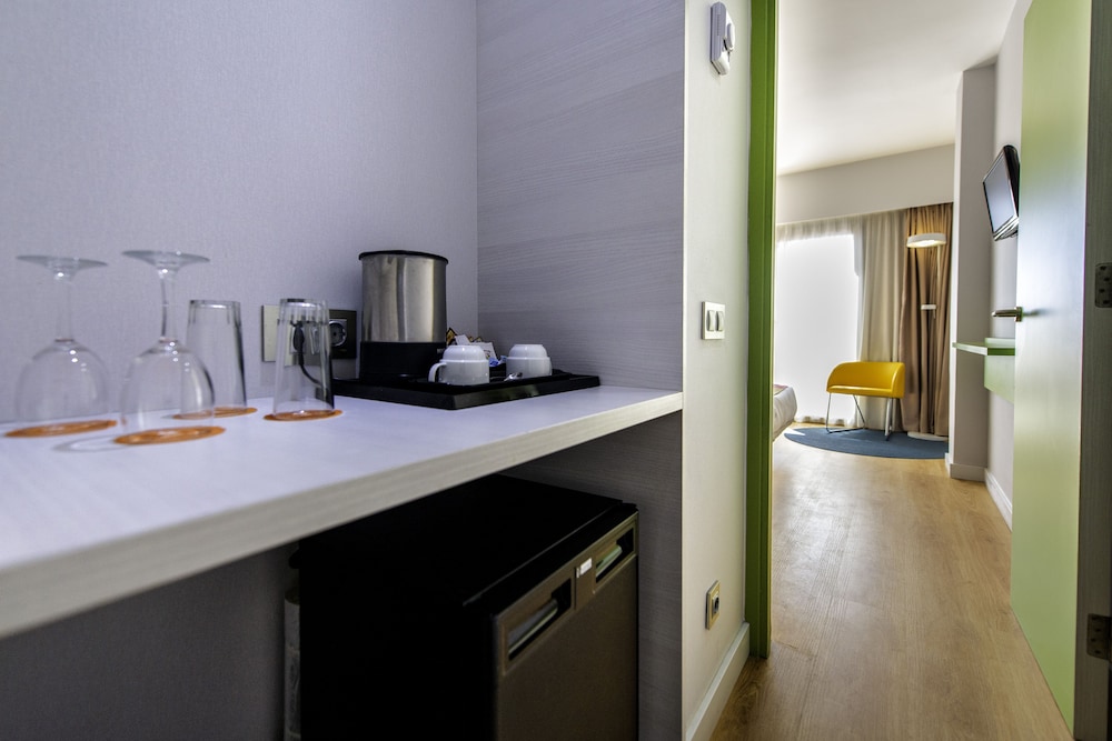 Superior Single Room, Pool View thumbnail 6