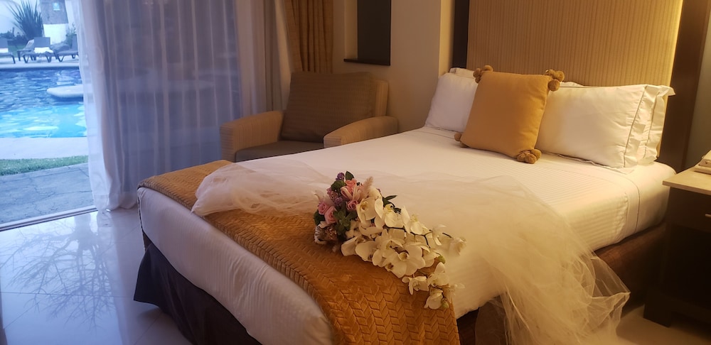 Executive room, Pool front, 2 double beds photo 2