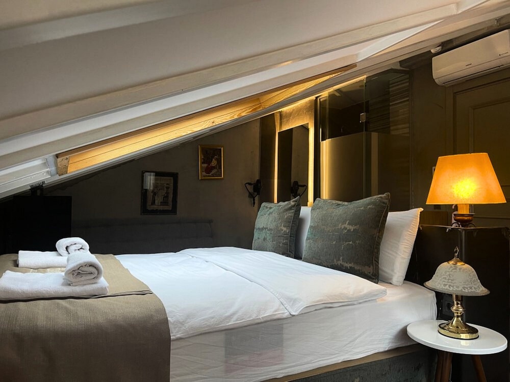 Attic Room photo 2