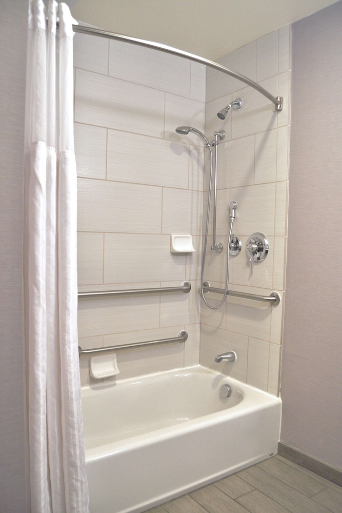 Room, 1 King Bed, Accessible, Bathtub (Mobility) - Photo 7