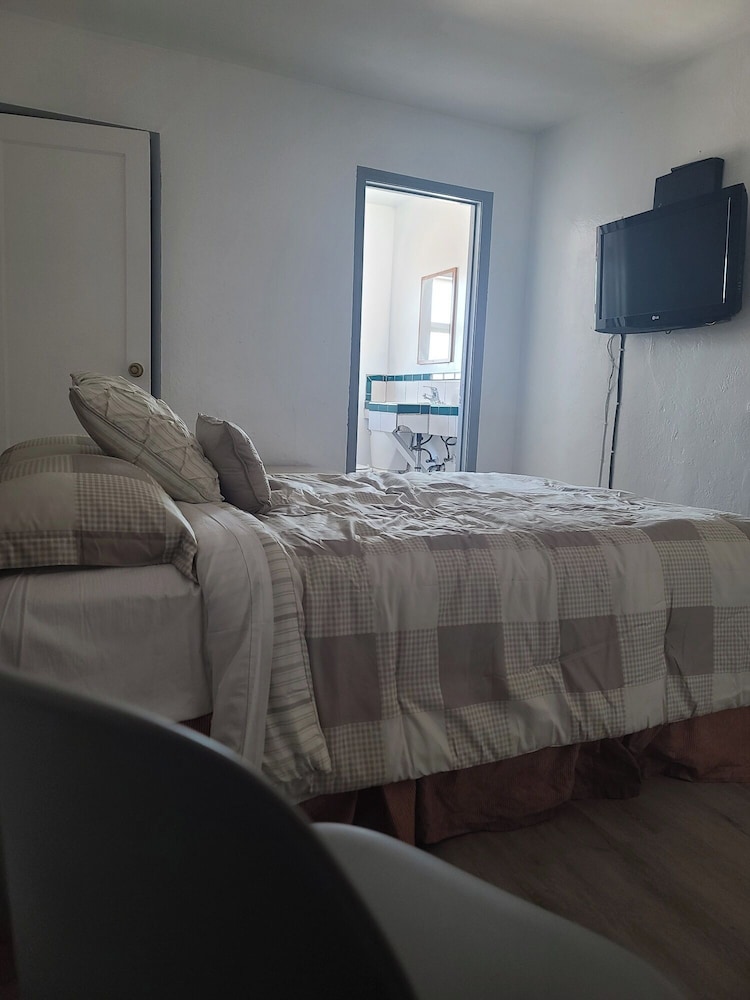 Standard Room, 1 Queen Bed, Smoking photo 3
