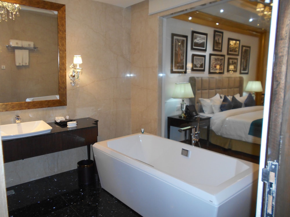 Executive Suite, 1 Double Bed with Sofa bed, Private Bathroom, City View - Photo 6