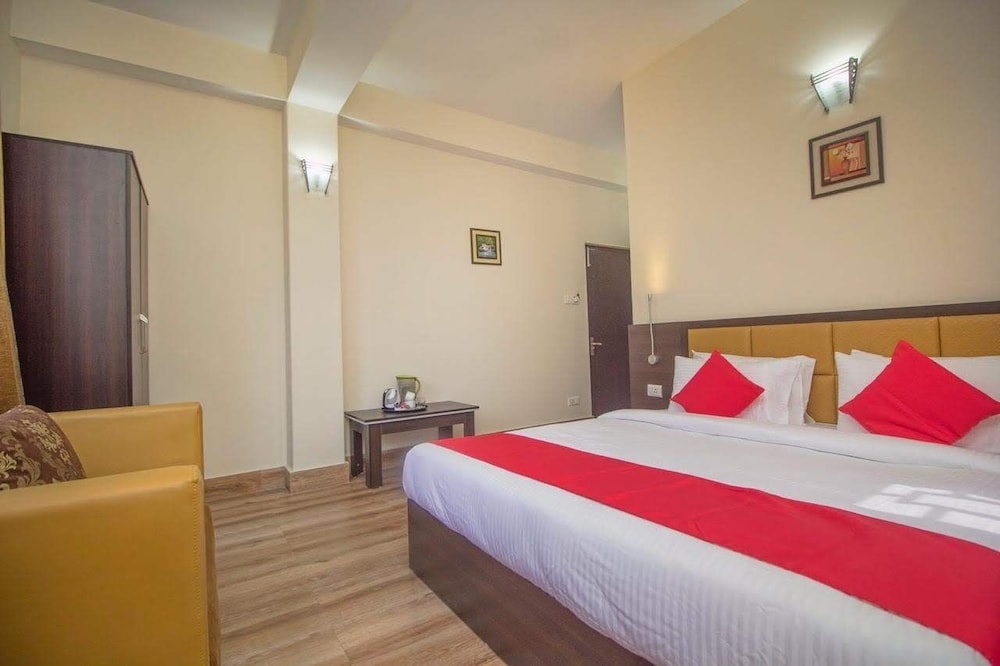 Family Suite, 1 King Bed, Smoking, Mountain View photo 2