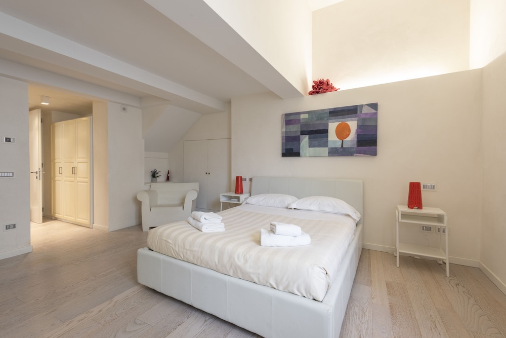 Luxury Apartment thumbnail 5