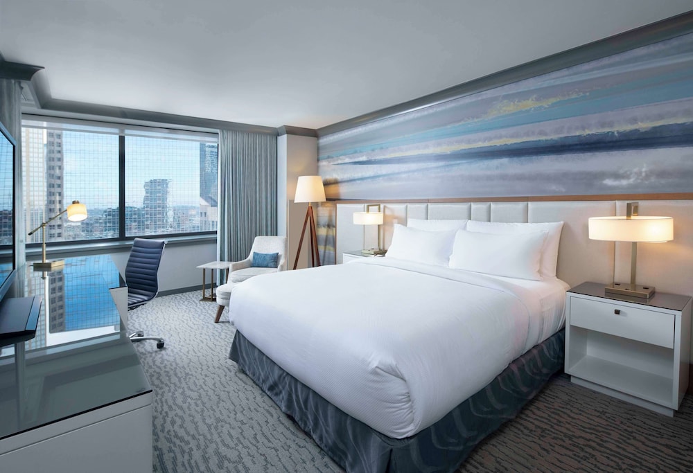 Room, 1 King Bed, City View, Corner - Photo 2