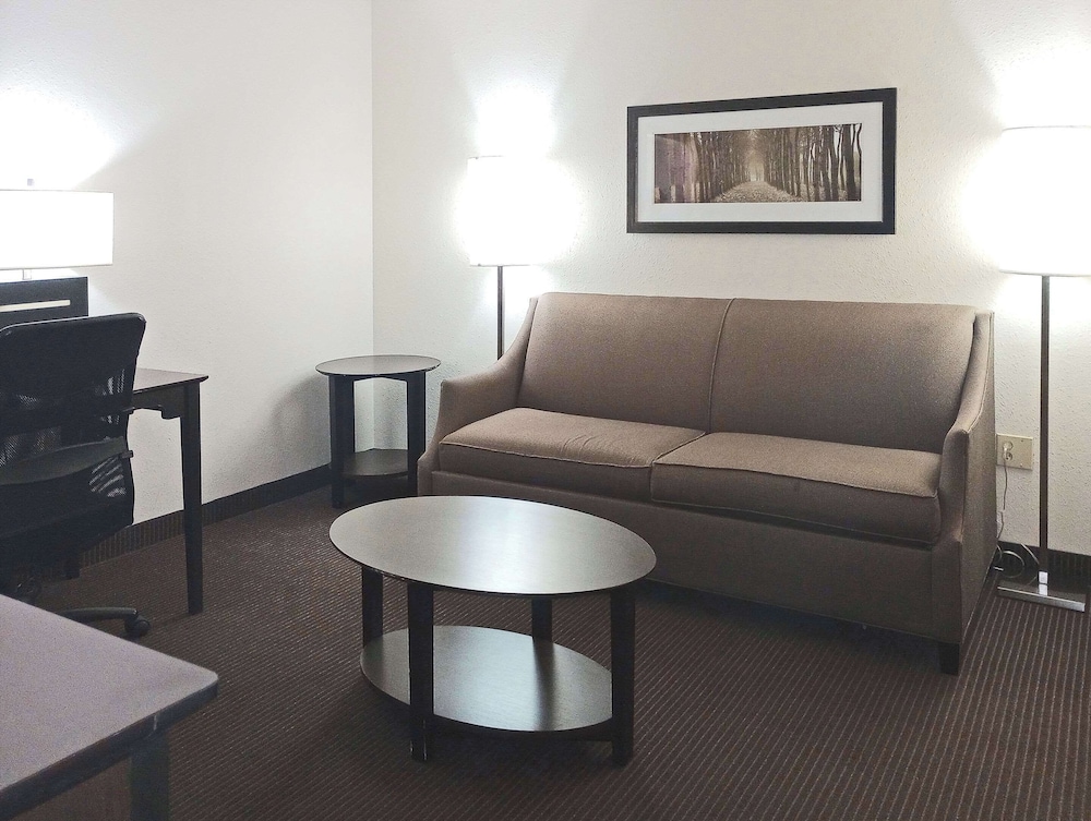 Suite, 1 King Bed, Accessible, Non Smoking photo 2