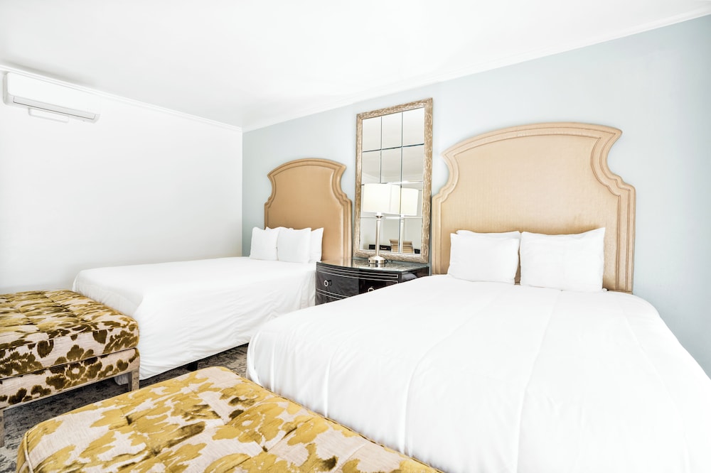 Room, 2 Queen Beds, Kitchen - Photo 2