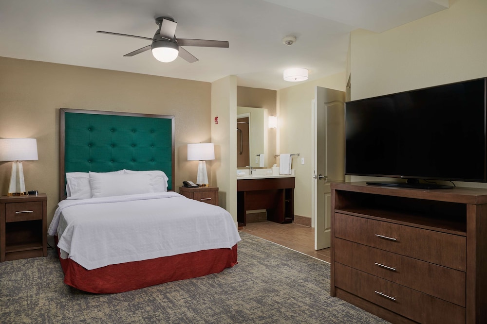 Studio, 1 Queen Bed, Accessible (Mobility & Hearing, Roll-in Shower) photo 3