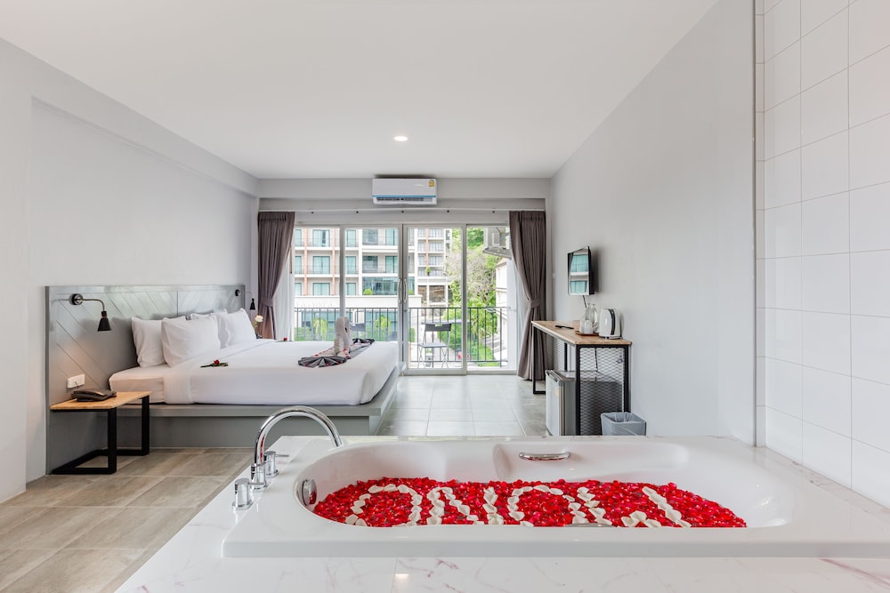 Deluxe Room, Bathtub - Photo 1