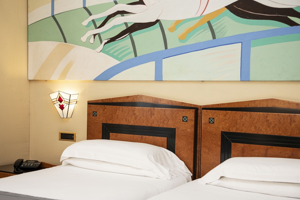 Classic Room, 2 Twin Beds thumbnail 6