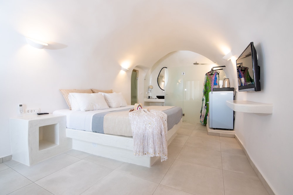Cave Suite, Caldera View, Outdoor Hot Tub - Photo 1