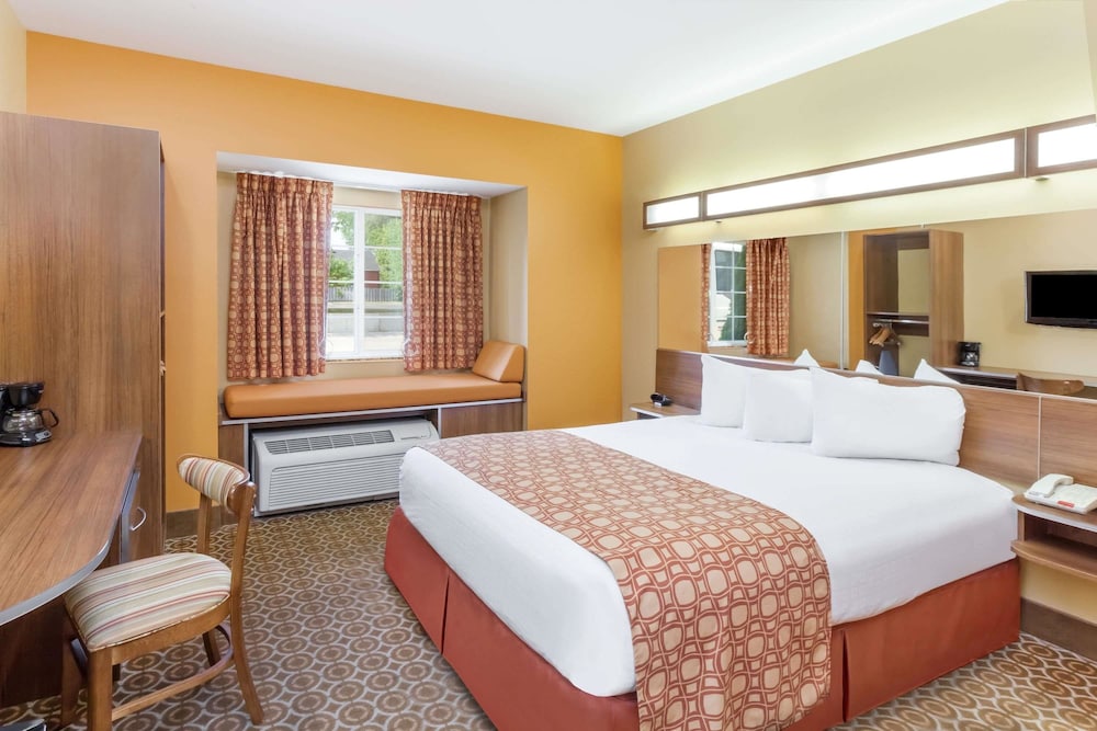Deluxe Studio Suite, 1 Queen Bed, Non Smoking - Photo 5