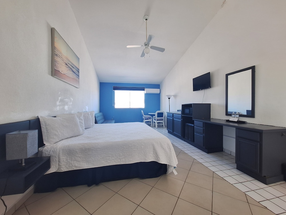 Deluxe Single Room, 1 King Bed photo 2