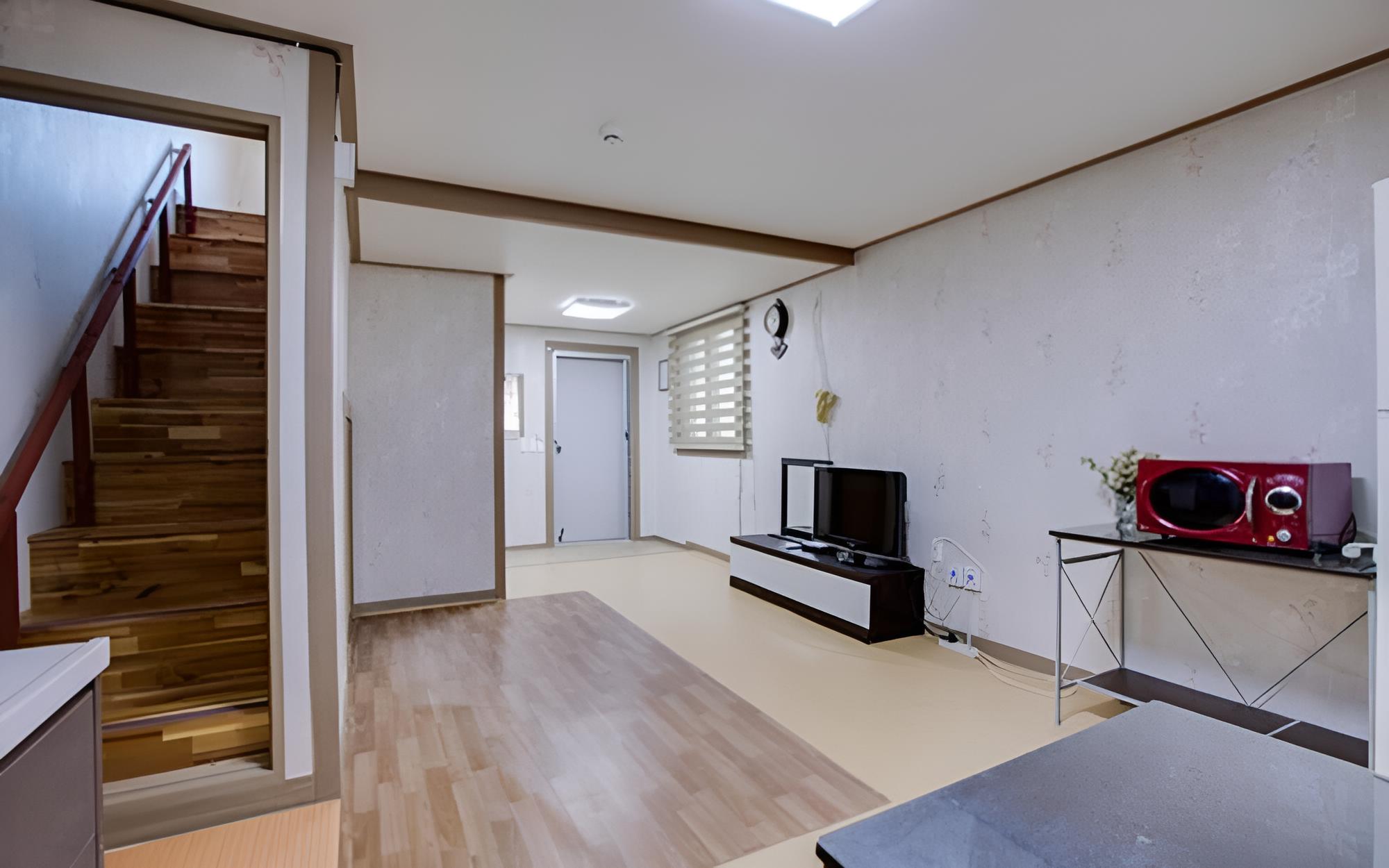 Room (Room 101 (Duplex)) - Photo 1