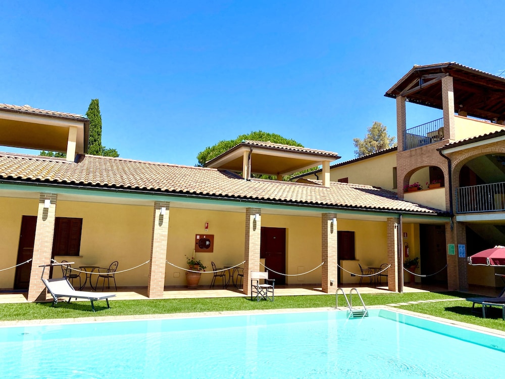 Superior Room, 1 Double or 2 Twin Beds, Pool View photo 3