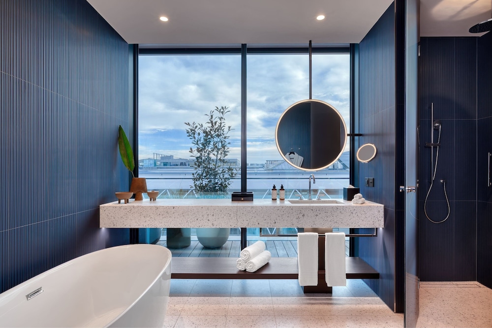 Suite, 1 Bedroom, Balcony (View) - Photo 7