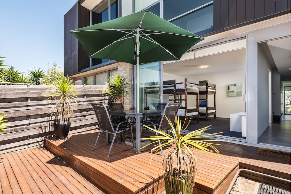 Three Bedroom Lakeside Townhouse - Photo 11