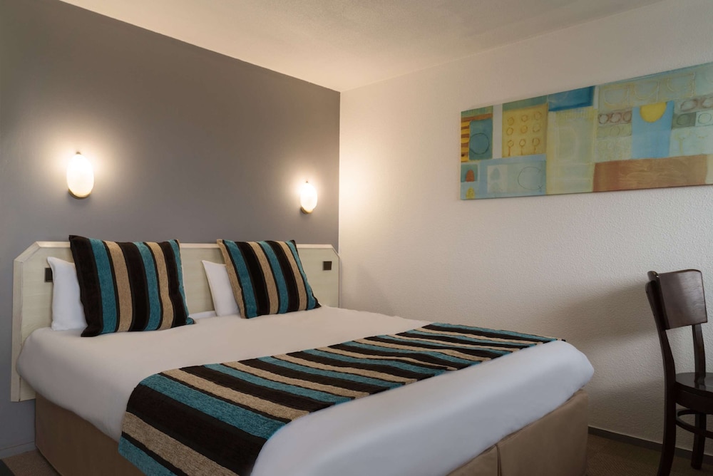 Standard Room, 1 Queen Bed, Non Smoking, Bathtub photo 1