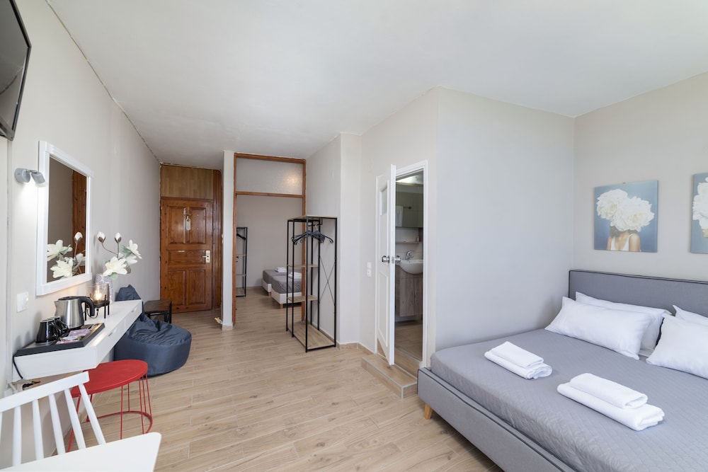 Family Room, Balcony, Harbor View photo 3