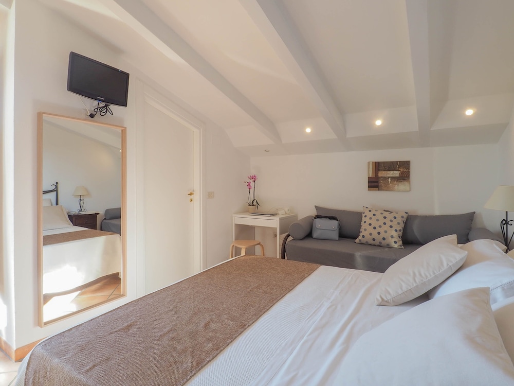 Classic Triple Room, Garden View, Tower photo 1