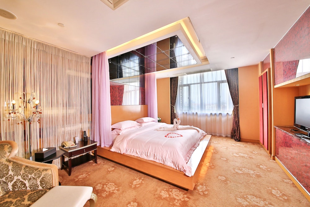 Honeymoon Suite, City View photo 1