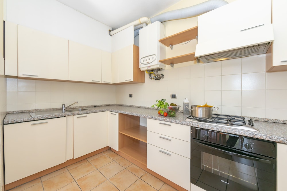 Family Townhome, 4 Bedrooms, Lakeside (Porto Letizia Primula 2)