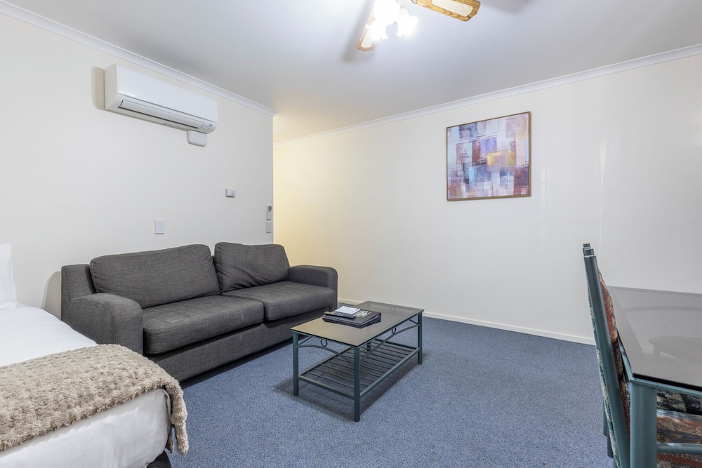 Budget Alleyway One Bedroom with Bath photo 3