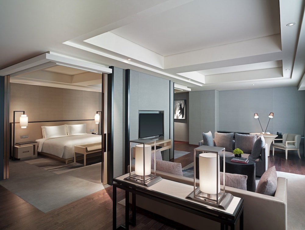 Premier Room, 1 King Bed (Club)