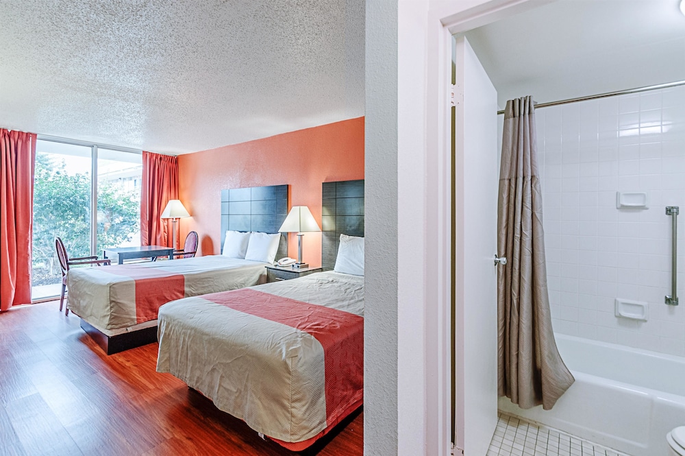 Deluxe Room, 2 Double Beds, Non Smoking, Refrigerator & Microwave photo 3