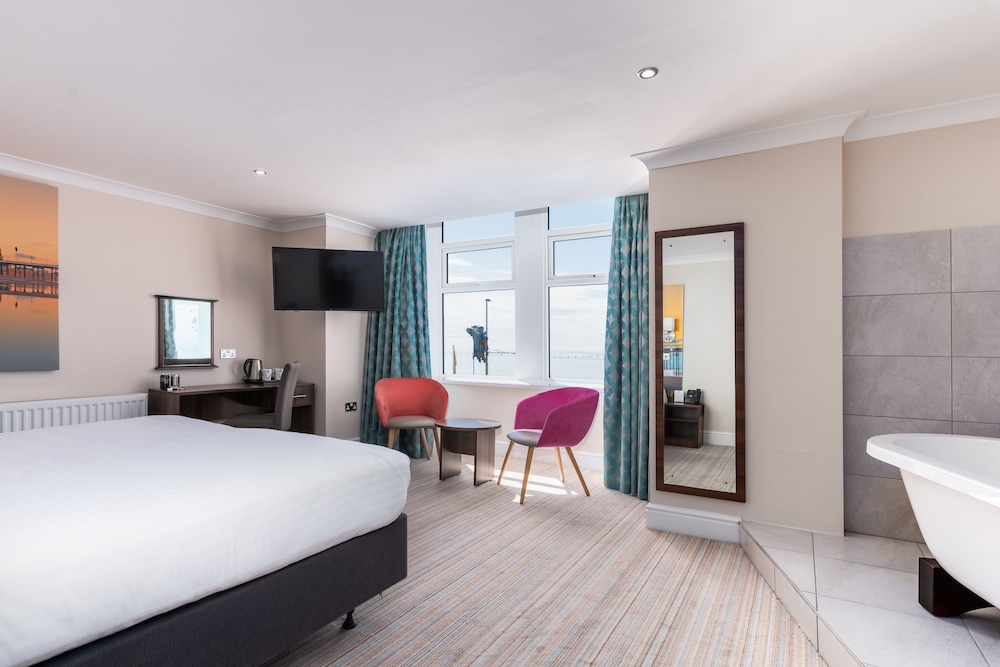 Superior Room, 1 King Bed with Sofa bed, Non Smoking, Sea View (Converts to 2 Twin Beds) photo 2