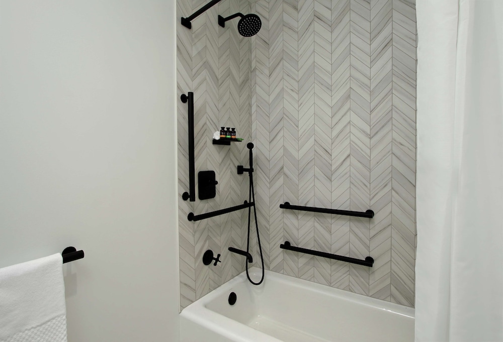 Room, 1 King Bed, Accessible, Bathtub (Hearing & Mobility) - Photo 4