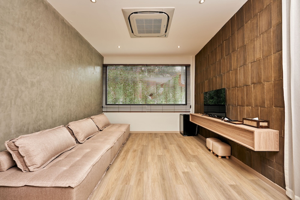 Family Room 1 - Photo 2