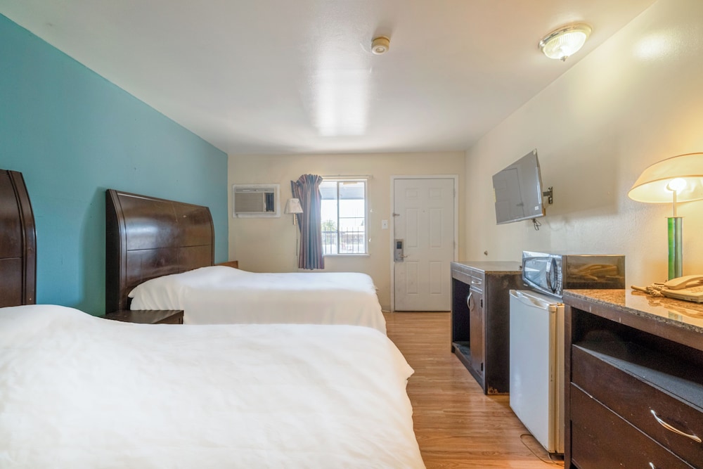 2 Double Beds Non-Smoking photo 2