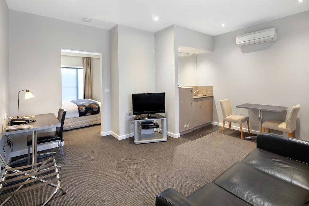 Superior Suite, 1 King Bed, Non Smoking, Jetted Tub photo 3
