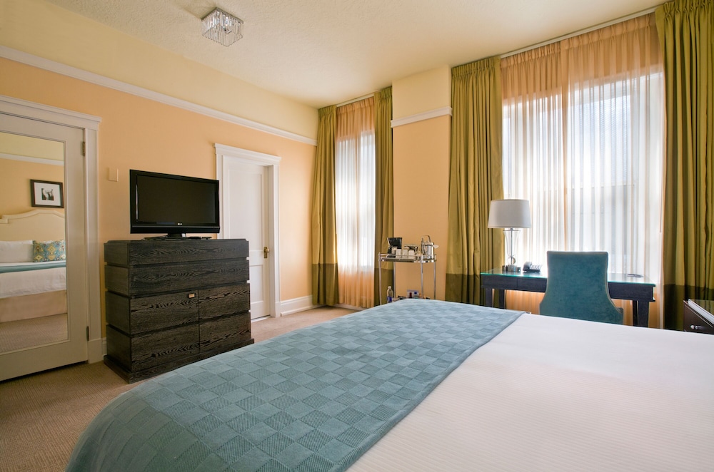 Premier Suite, 1 King Bed with Sofa bed - Photo 3