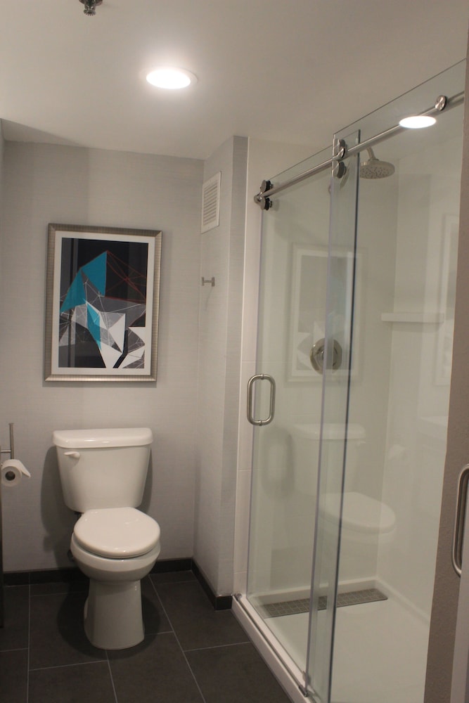 Standard Room, 2 Double Beds, Accessible, Non Smoking (Communications) - Photo 7