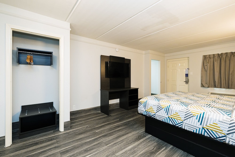 Deluxe Room, 1 King Bed, Non Smoking, Kitchenette - Photo 6