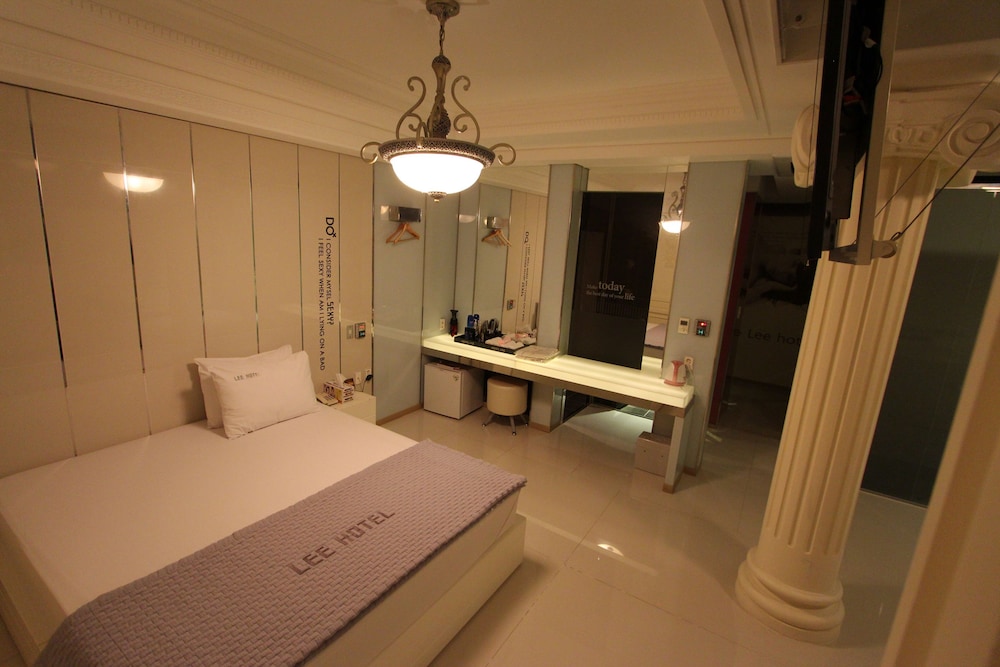 Royal Suite, 1 Double Bed (Addt’L Fee For Consecutive Nights) photo 3