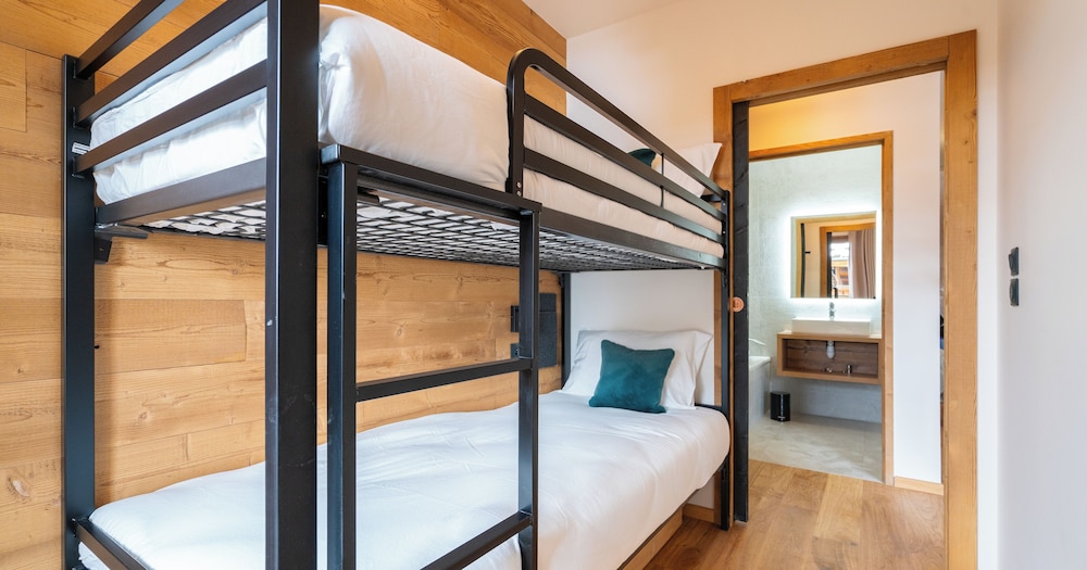 Two-Bedroom Apartment + Cabin (8 People) with Balcony