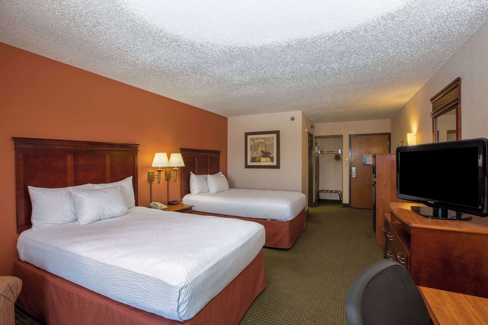 Room, 2 Double Beds, Non Smoking - Photo 3