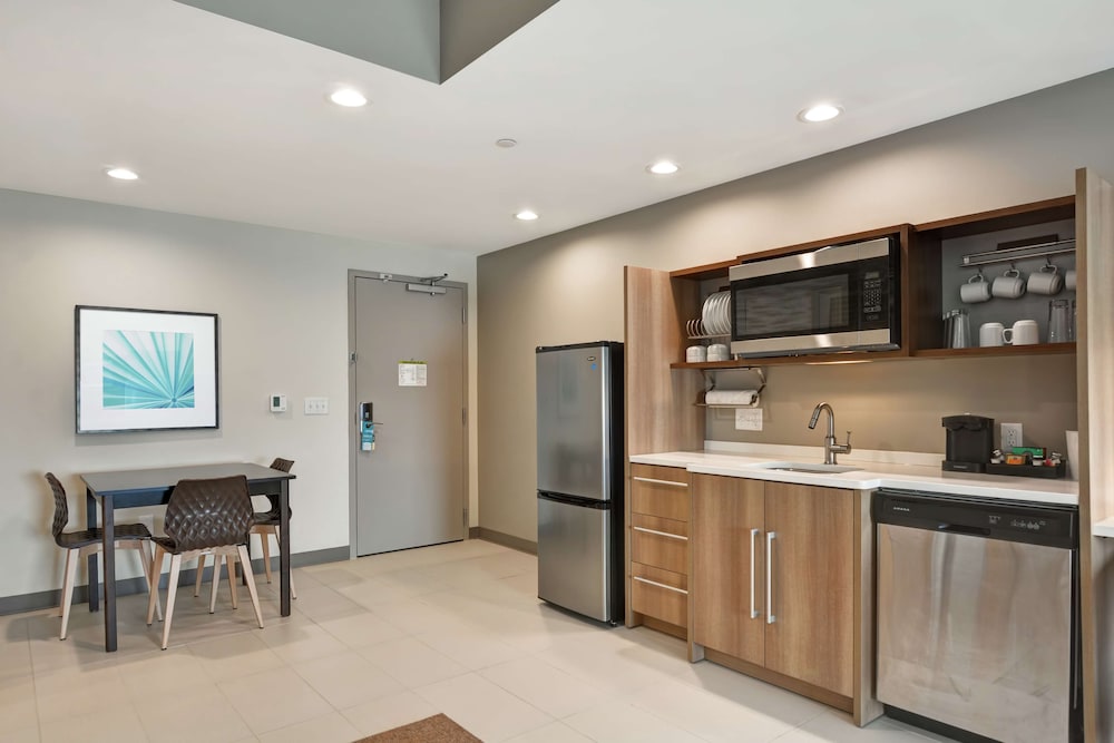 Suite, 1 King Bed, Accessible, Bathtub - Photo 4