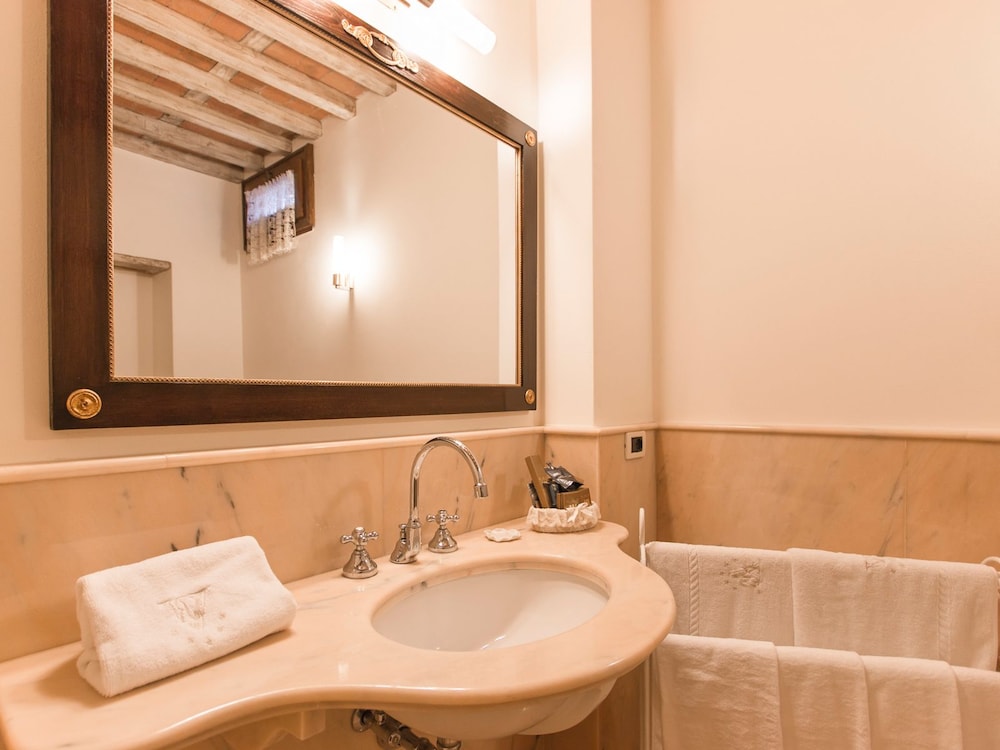 Suite (Up To 4 People) photo 2