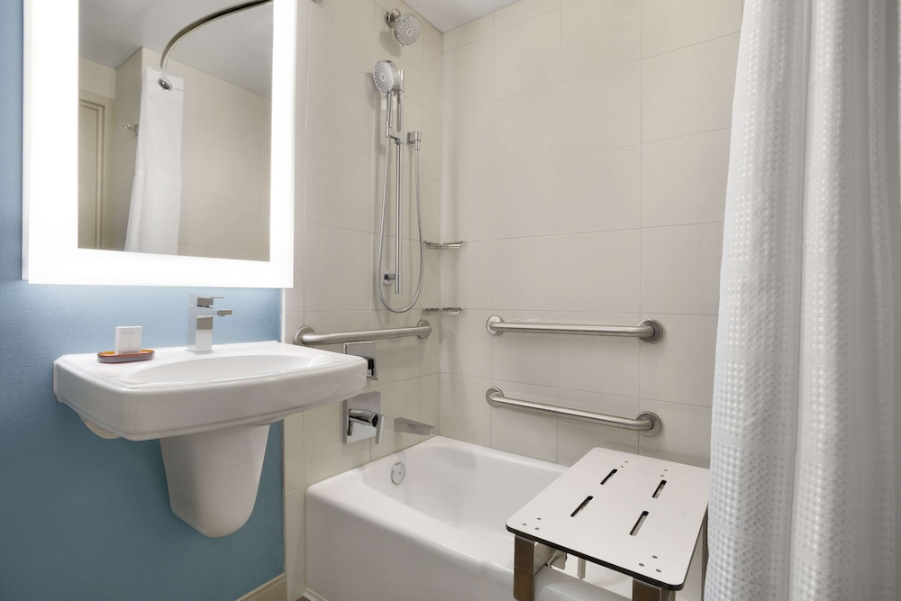 Suite, 1 King Bed, Accessible, Bathtub (Mobility & Hearing) - Photo 4