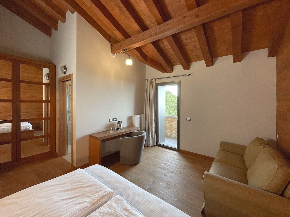 Deluxe Double Room, 1 Queen Bed with Sofa bed, Balcony, Valley View photo 2