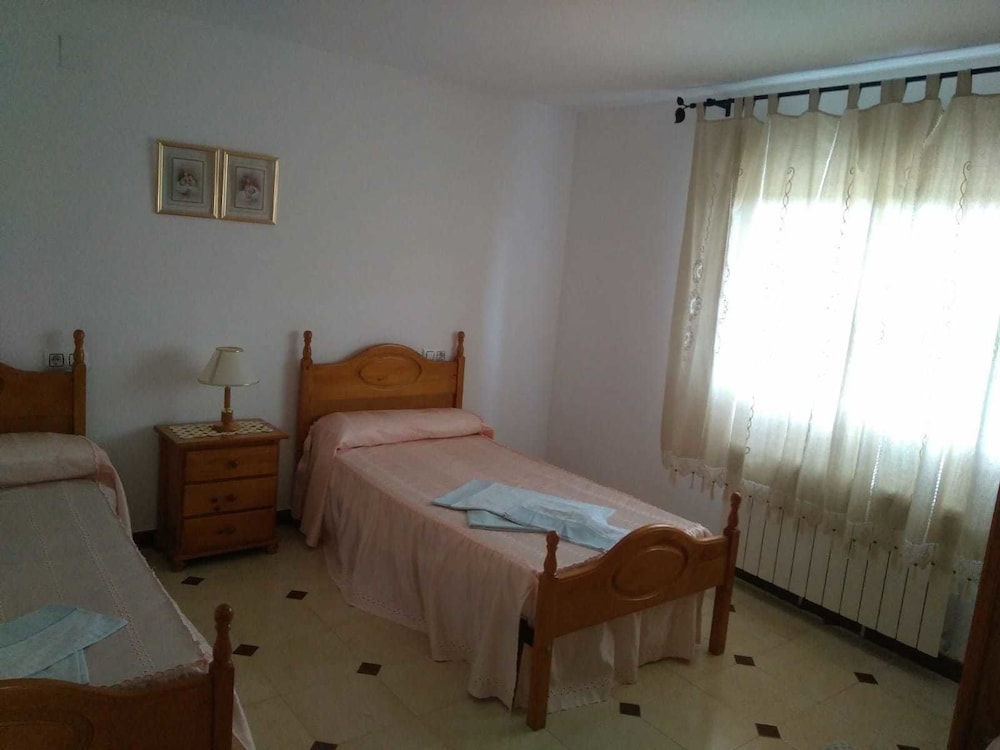 Economy Twin Room photo 2
