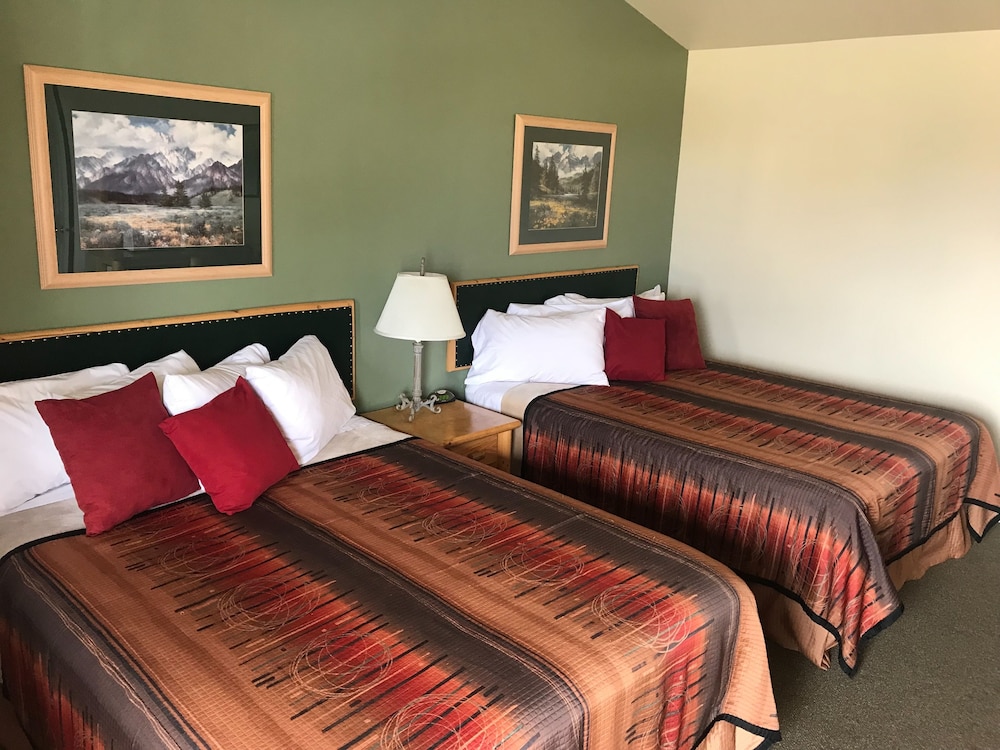 Basic Double Room, 2 Queen Beds, Non Smoking, Mountain View photo 3